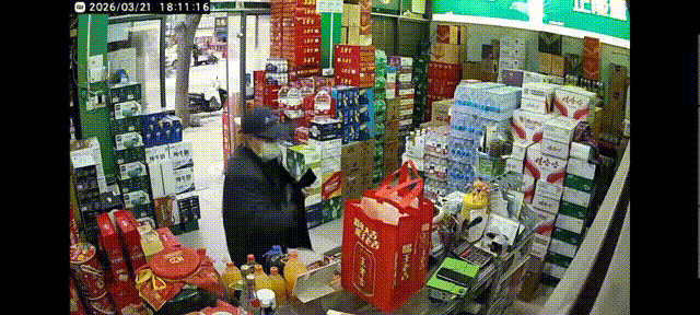 60岁老人进店买烟，支开店主后从怀里掏出条假烟，真烟揣自己兜里！被发现后店家只说