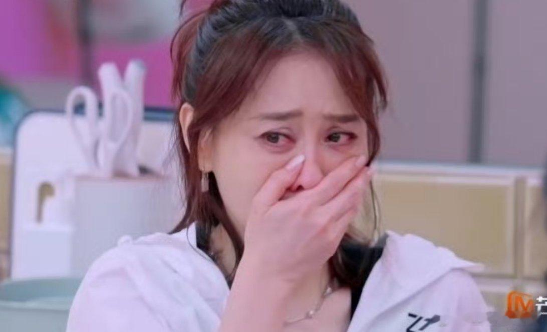 陈德容知道吴宣仪VaVa在等她哭了陈德容眼眶红红的只因为知道吴宣仪和VaVa专门