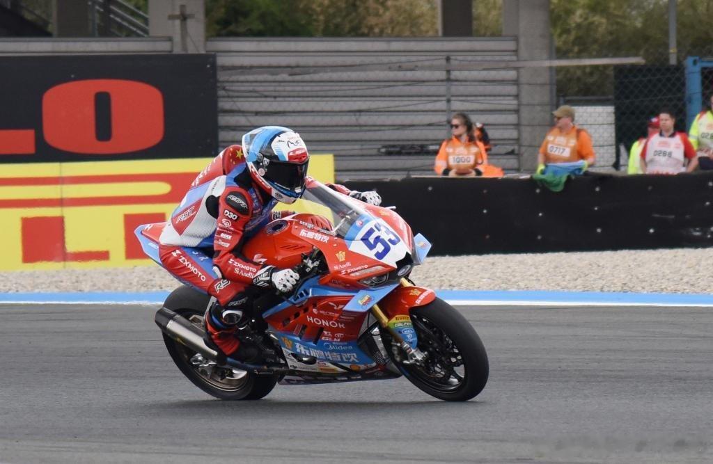 张雪机车荷兰站第二回合第7张雪机车已经证明了自己的实力，但是还是很可惜，提前六圈