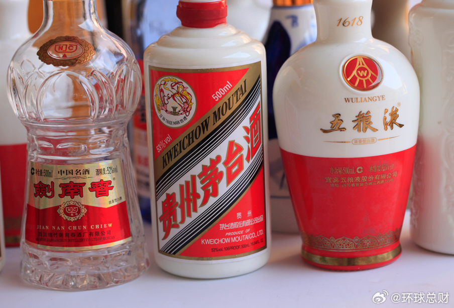 白酒高端白酒价格大跳水生肖酒集中上市遇冷【泡沫破裂！高端白酒价格大跳水】2025