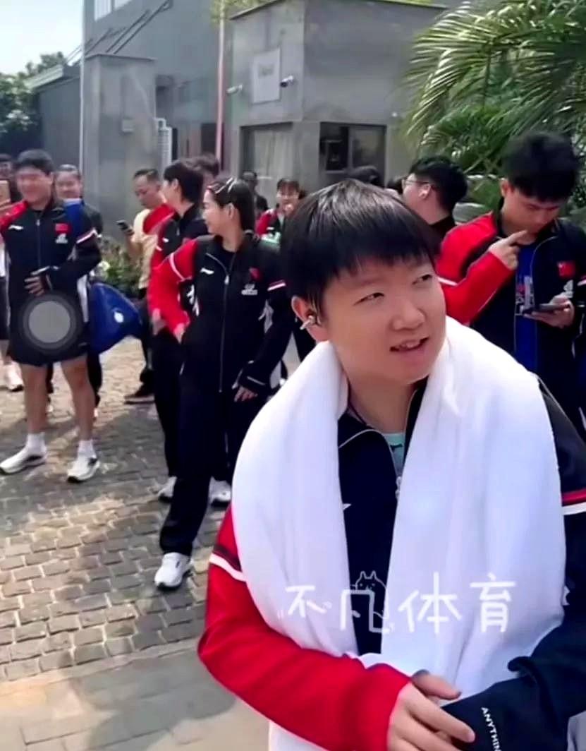 最新消息，国乒竟然沦落到了在印度村口等大巴，莎莎表情显得难以置信，“生无可恋”，