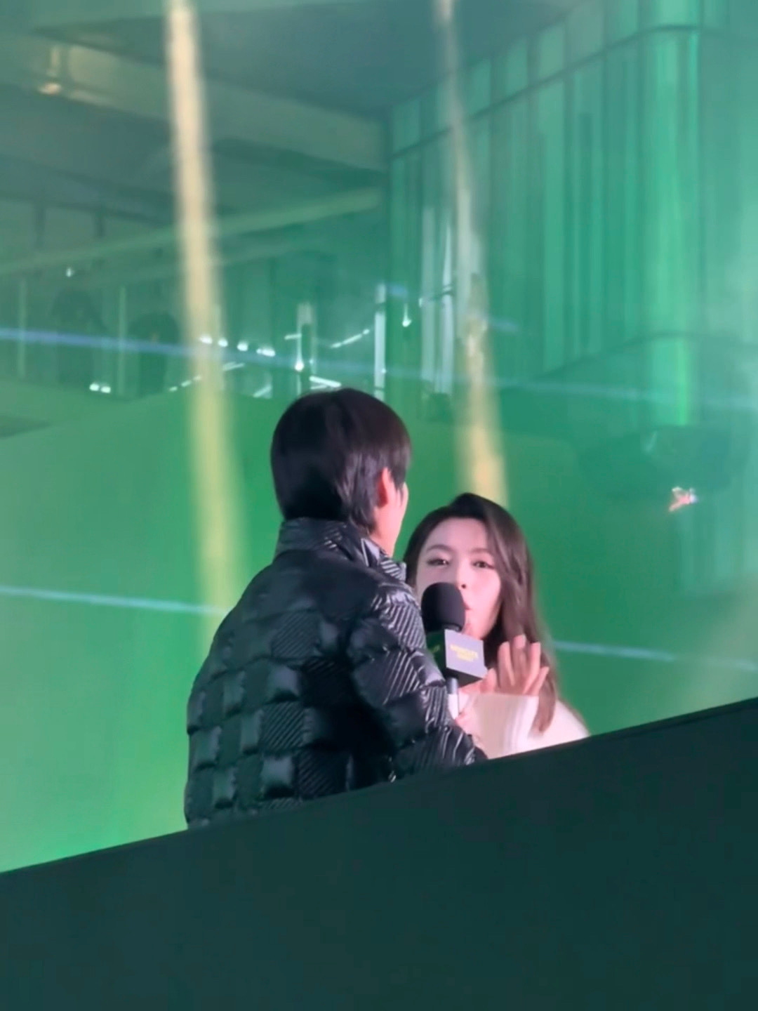 #陈丽君亮相moncler大秀#台上女小生，台下小女生，好迷人的反差感[打cal