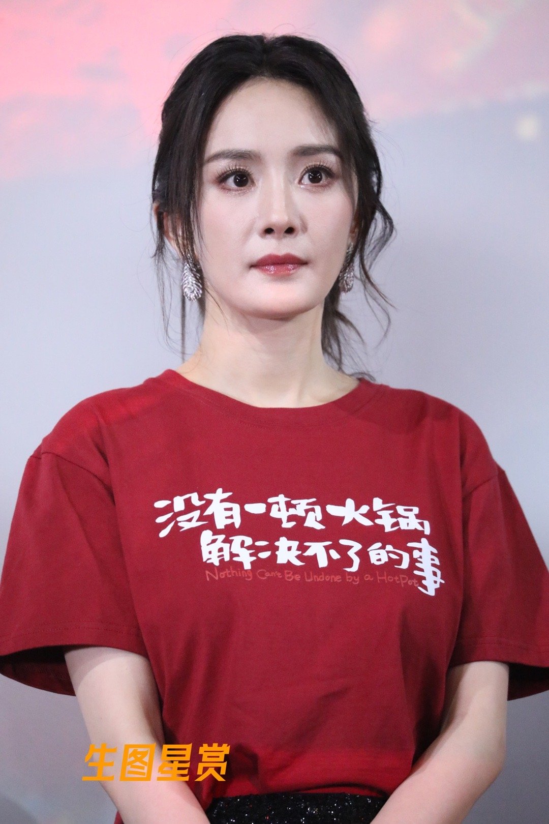 杨幂#没有一顿火锅解决不了的事# 首映礼，高马尾发型青春女大，高定短裙配小白鞋幂