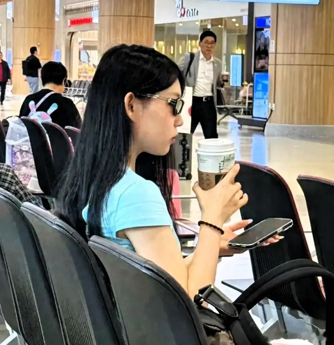 有网友在机场偶遇小沈阳女儿，小姑娘现在越来越有韩国女团范儿了！有一说一，这个小姑