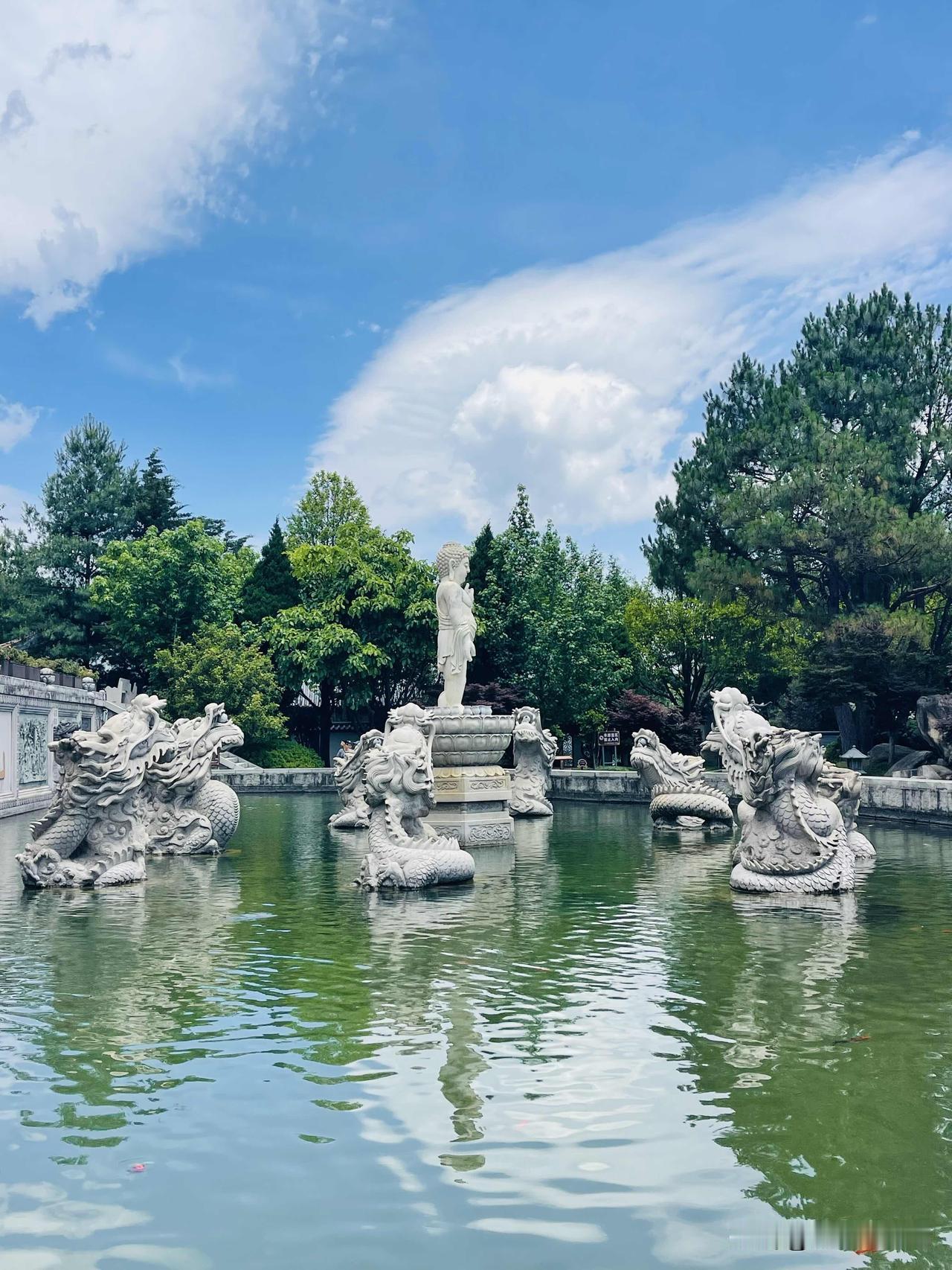 大理5A级崇圣寺三塔文化旅游区，游客必来打卡地。崇圣寺三塔是大理的标志和象征，始
