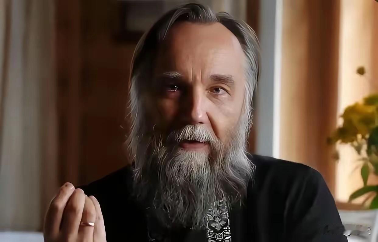 就在刚刚

普京智囊做出预言：下一个爆发战争的地方不是台海，也不是南海！杜金这人