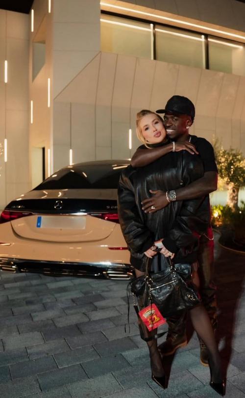 维尼休斯和他的女朋友...你可能会以为他女朋友是个什么小模特？但是实际上他的女朋