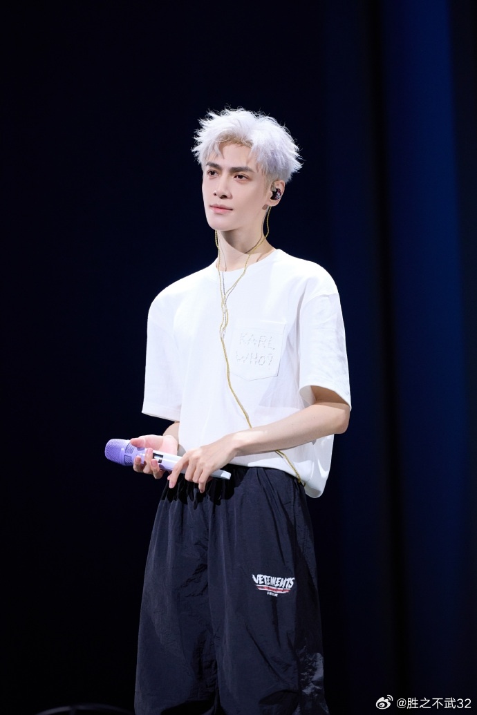 罗云熙南京场演唱会上座率南京场馆全场座无虚席，连过道都挤满热情粉丝，这上座率直接