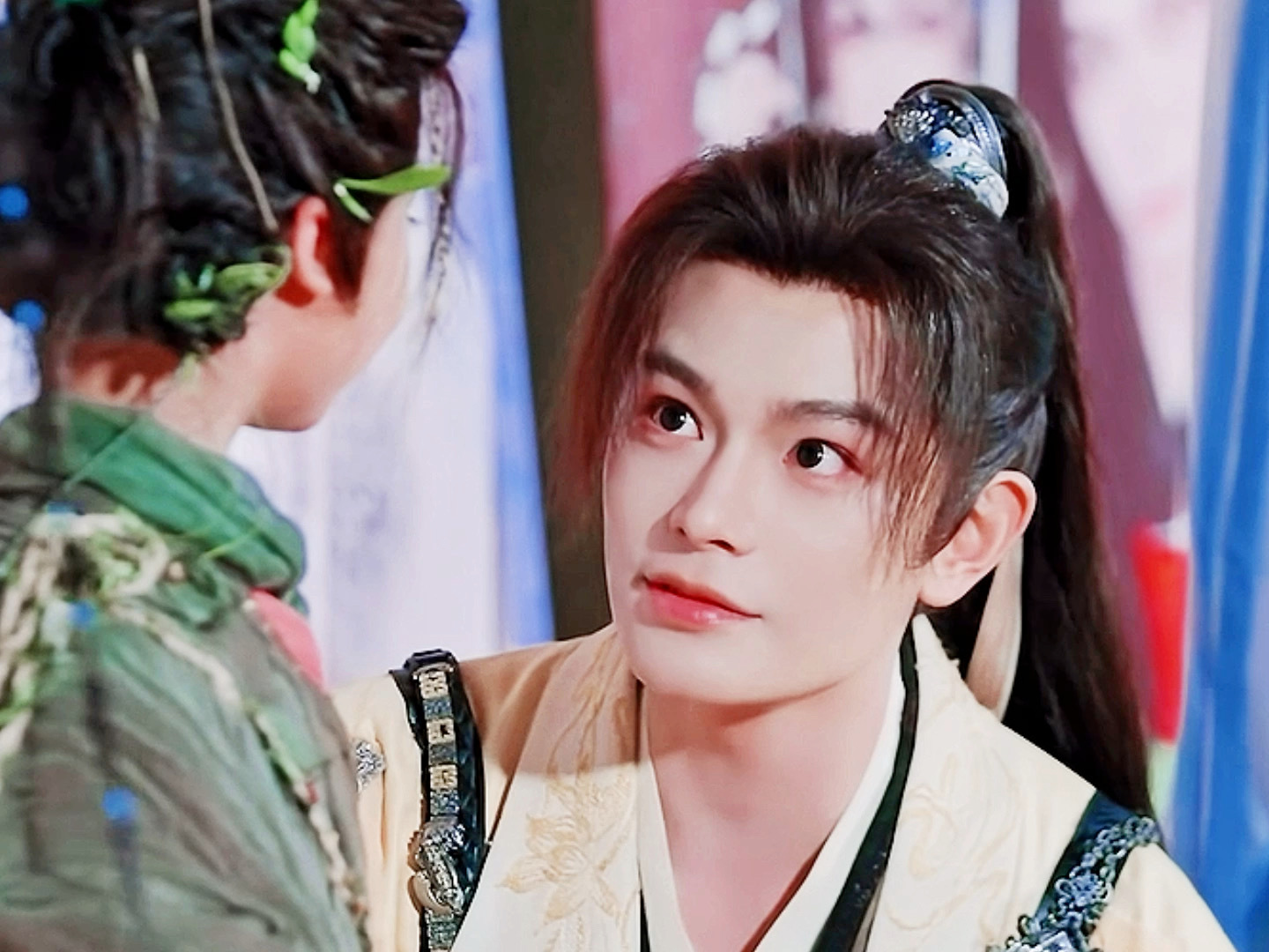 玉溪对着小朋友眨眼睛这里！完全是眼睛亮晶晶的大狗狗🥺  