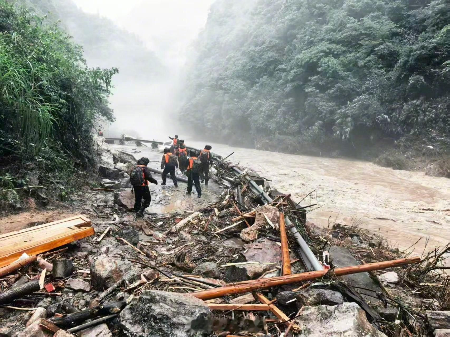 【湖北恩施暴雨武警官兵紧急出动】5月17日至18日，湖北省恩施州宣恩县沙道沟镇白