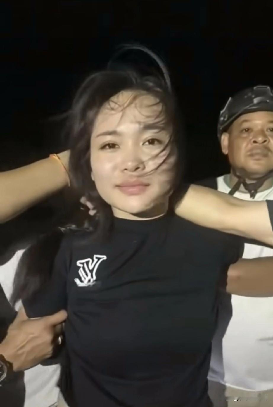 她为什么也能让人同情怜悯？不知道有多少人有和我一样的心情，很讨厌那对放在女主脸上