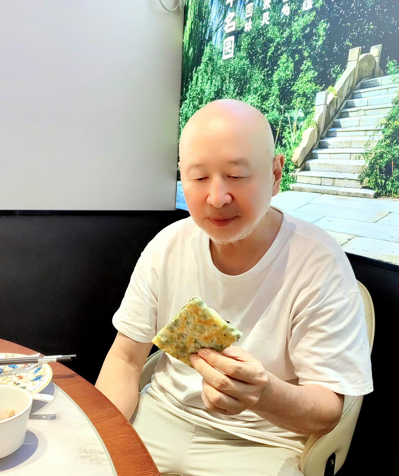 咸馍，又称菜馍，是阜阳独具标杆式的一种主食，困难时期，家庭常见的日常吃法，既省事