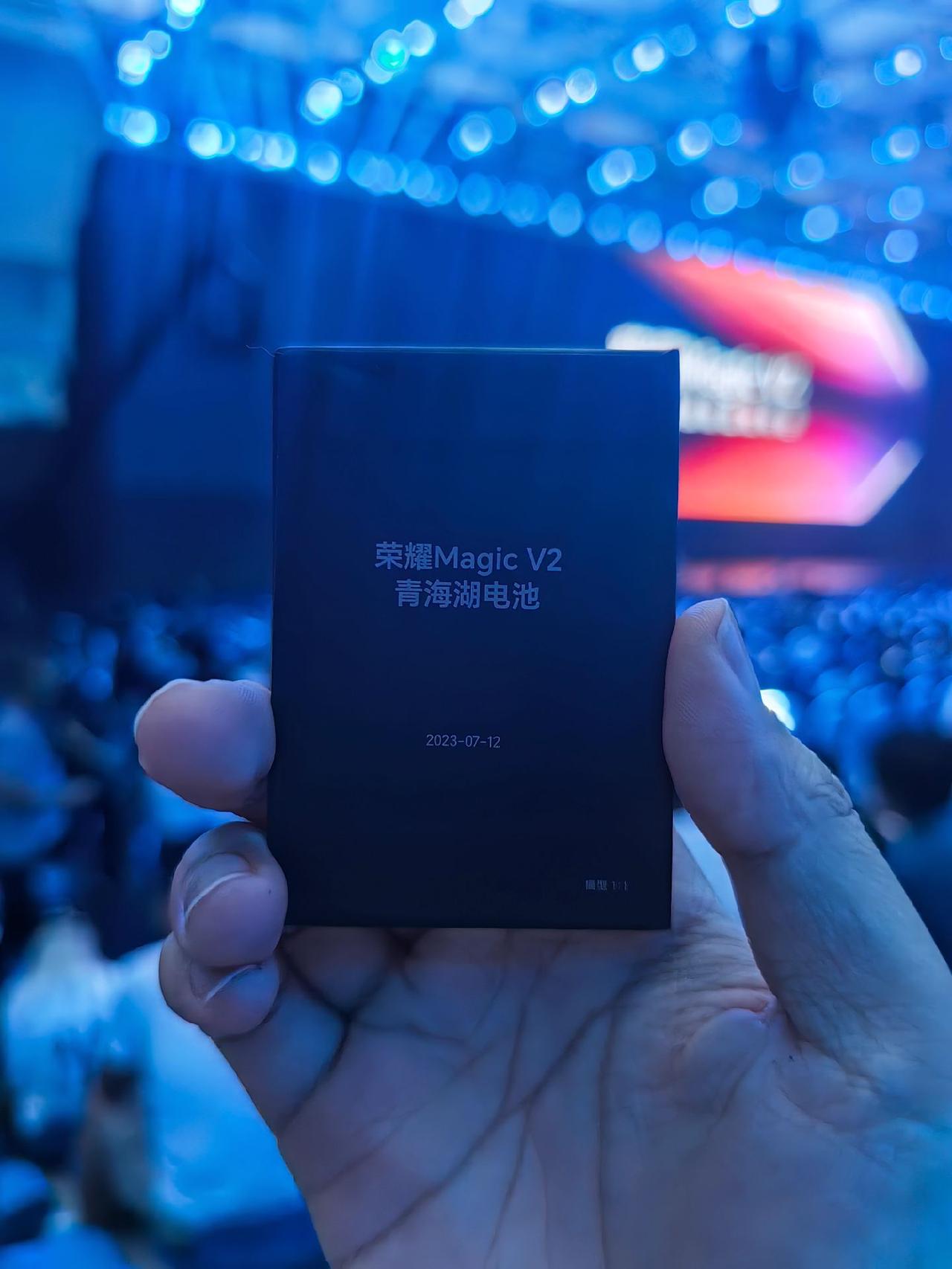 荣耀Magic V2的青海湖电池 容量你们可以推算下有多大 但是这个电池厚度就跟