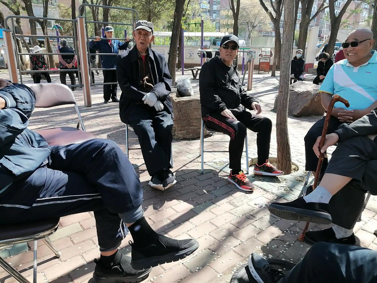 我和老伴都是九十高令老人，生话免强自理，有时也糊塗，儿女常来家中送饭菜，我俩月收