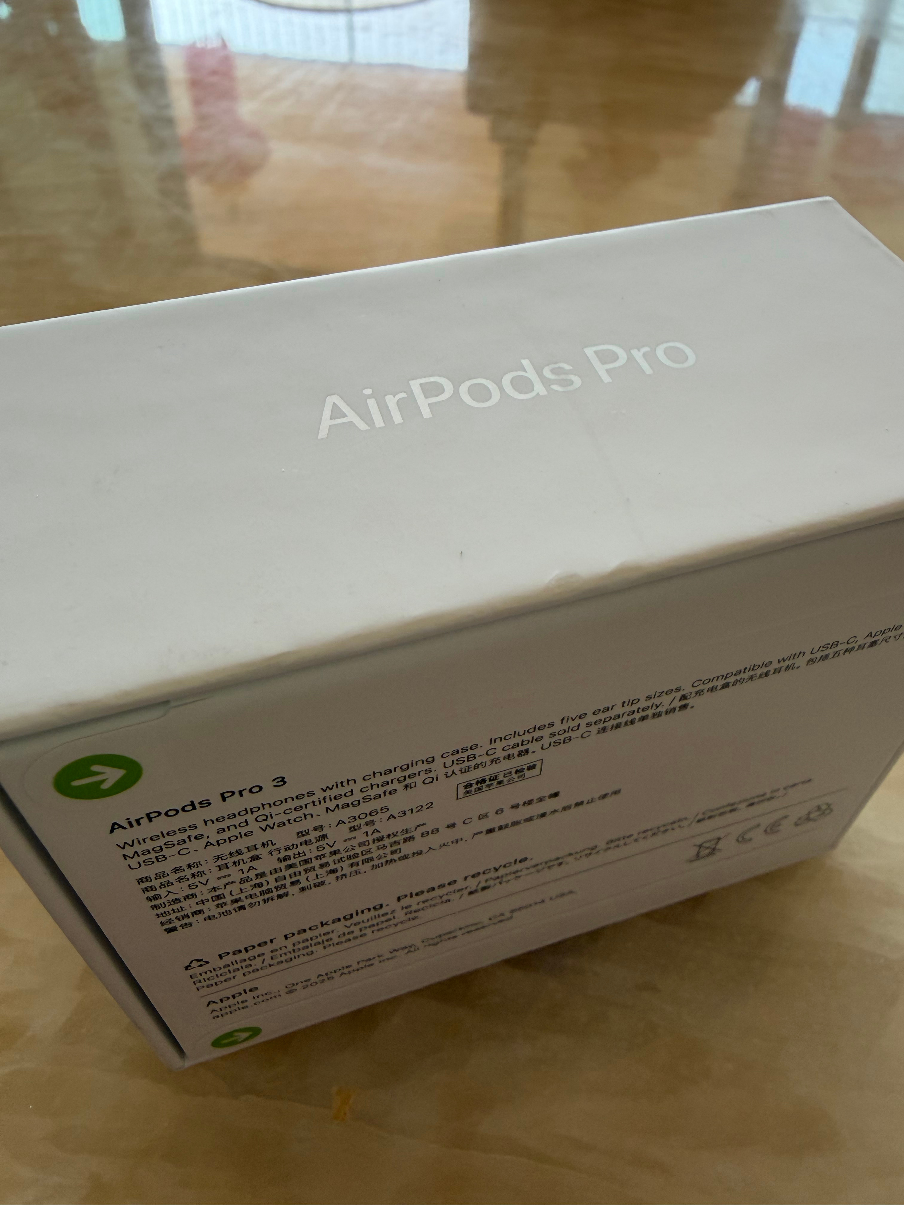京东买的 AirPods Pro 3，像后封，很难拍出来，污渍到还好，主要肉眼看