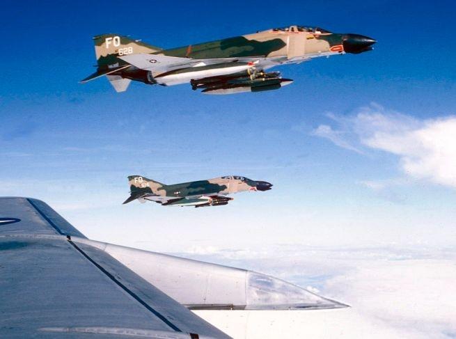 1967年，越南战争中，美国空军的两架F-4D“鬼怪II”与加油机伴飞。