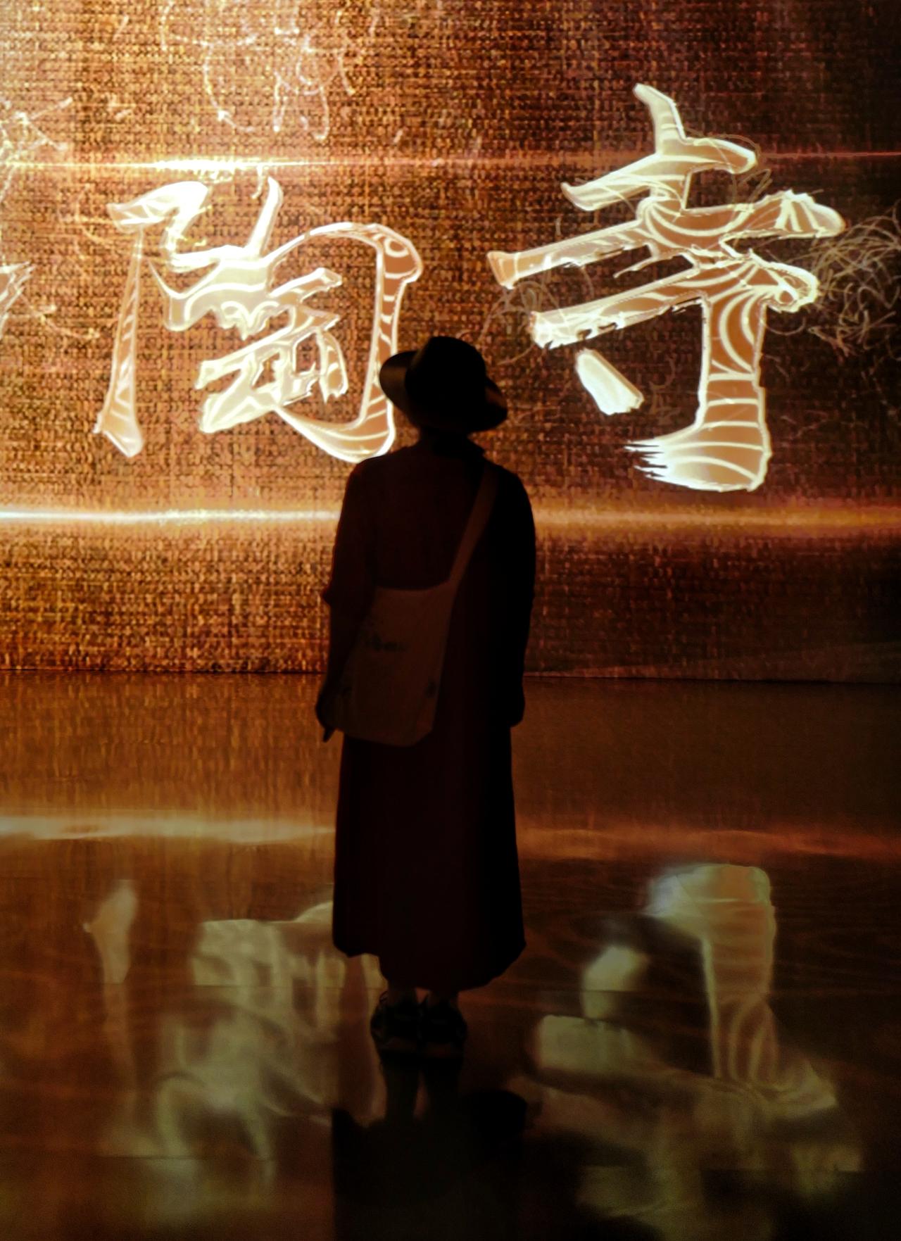 山西襄汾陶寺遗址博物馆
在最高等级王墓中还出土了彩绘蟠龙纹陶盘——被称为“中原第
