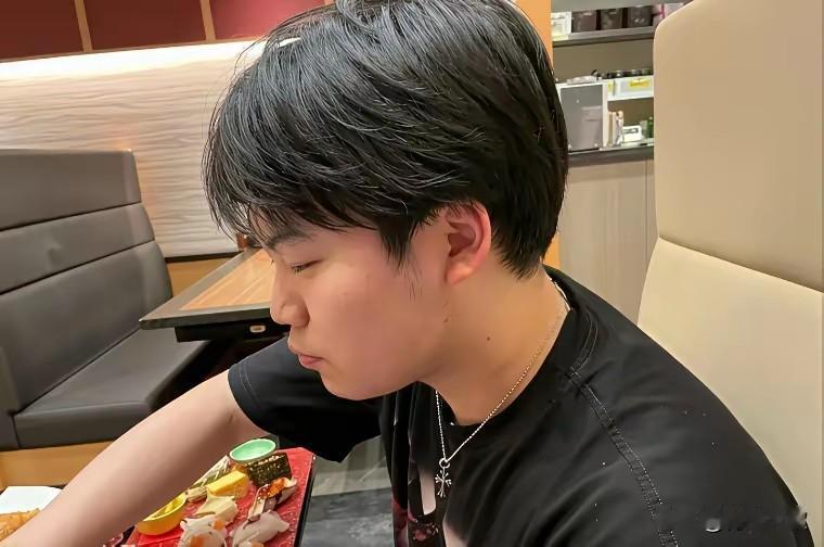 谁说松岛辉空不会笑？
打完世界杯后，
松岛辉空颁奖的时候，
还是一脸铁青，
回到