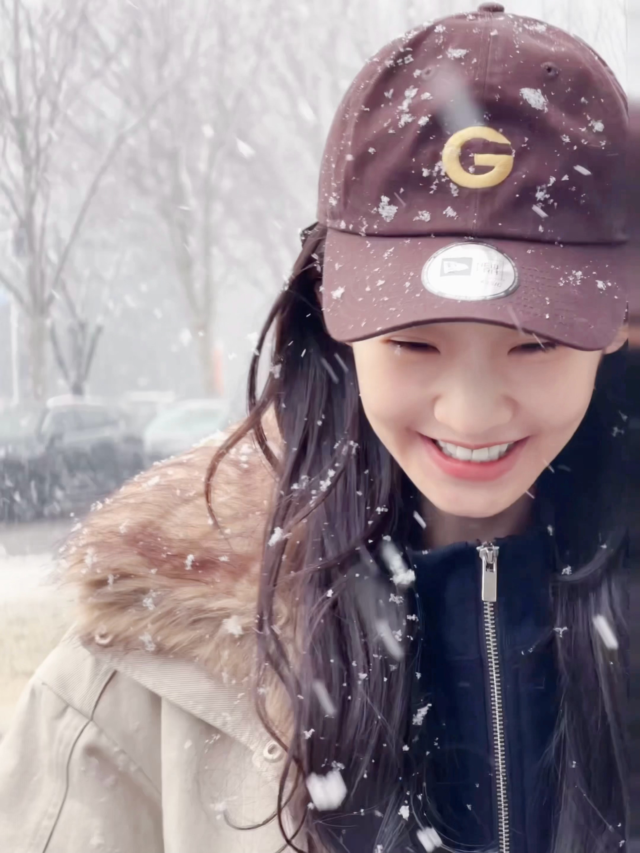 张艺凡赶上了北京的大雪张艺凡仰头张嘴品尝雪的味道 艺凡请多做明星少做自己