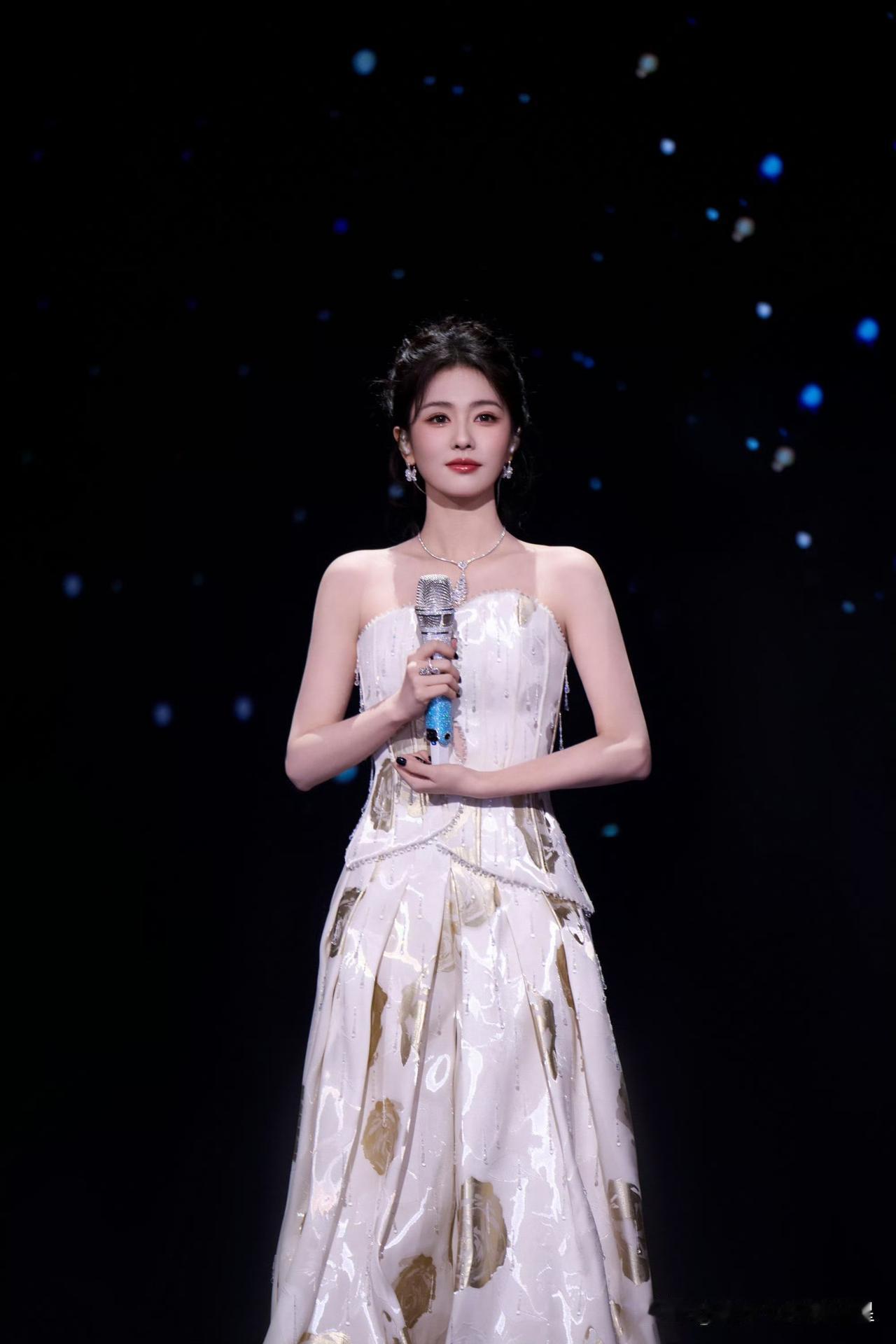 没有白走的路
恭喜白鹿获得尖叫女演员，白鹿没有白走的路，每一个塑造的角色才成就了