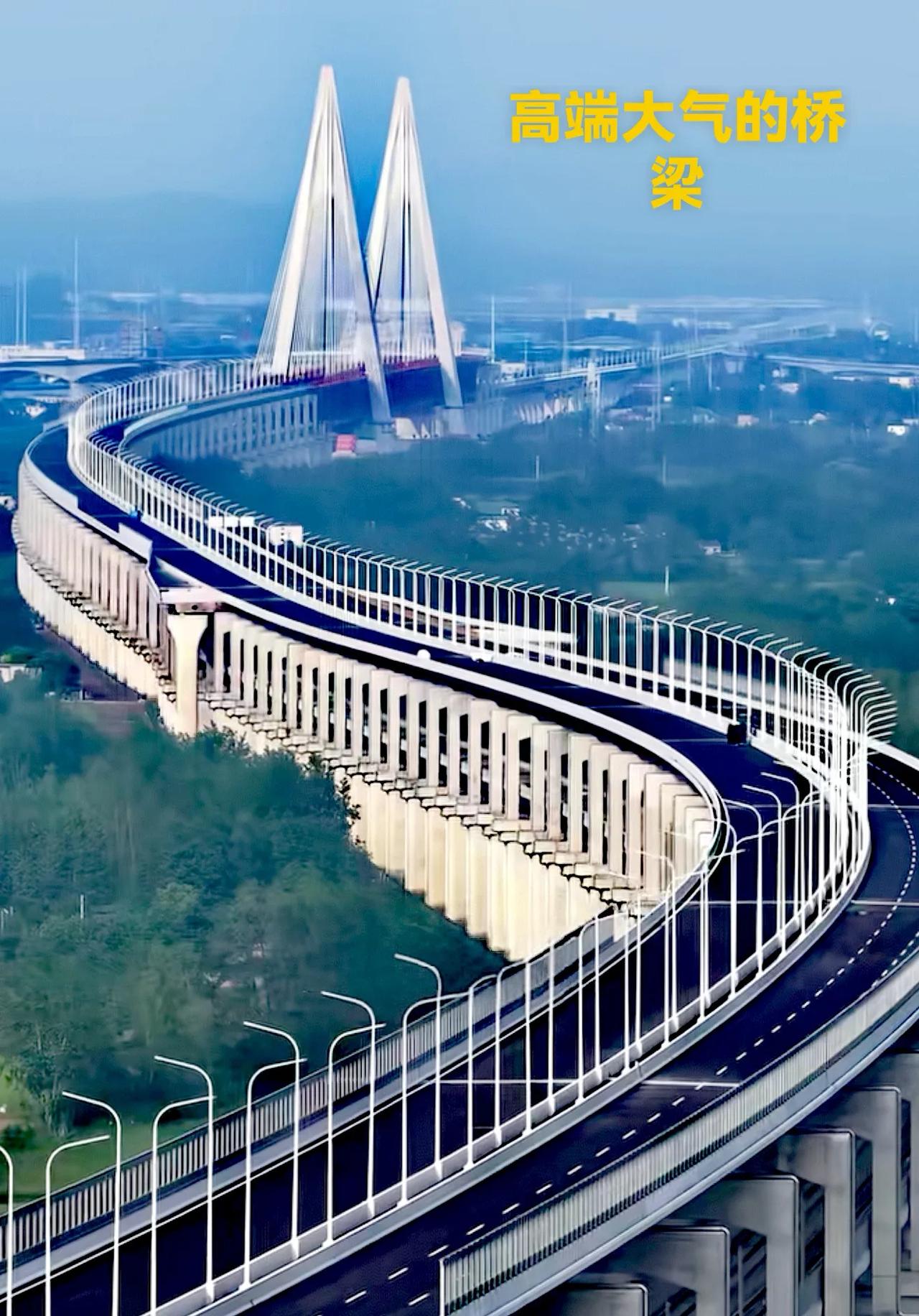 长沙这地方，什么时候能修一座图片上这么大气的大桥？图片中的大桥，可不是一般的桥梁