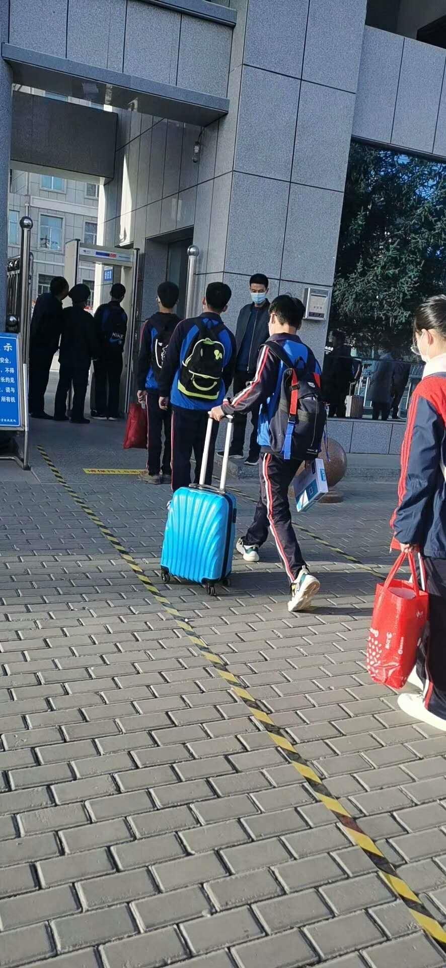 开学了！  
不敢相信
老大高中5800！  
老二初中4200！  
老三幼儿