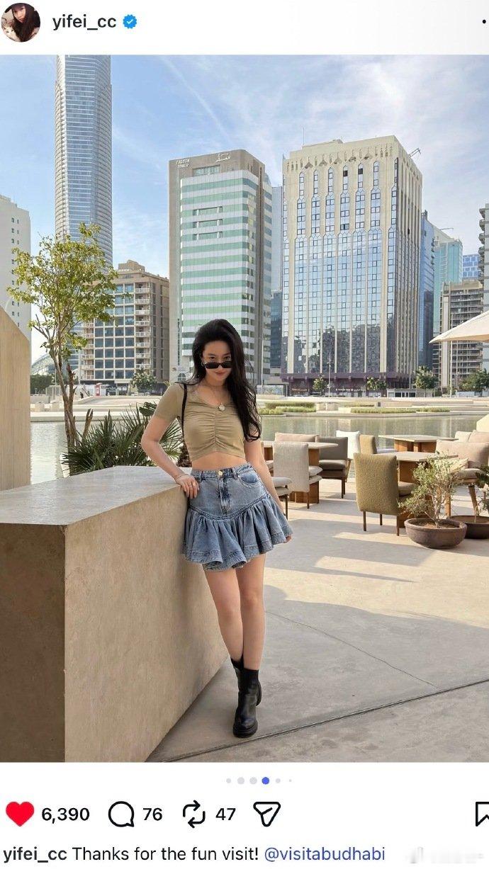 美到失语，可以说吗完全没有注意到脖子上的珠宝，女神真的又白又嫩刘亦菲珠宝消失术