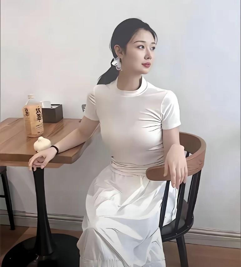 一身白色长裙尽显优雅气质
素衣温婉清雅，眉眼从容温柔，气质干净又大方动人。
白显
