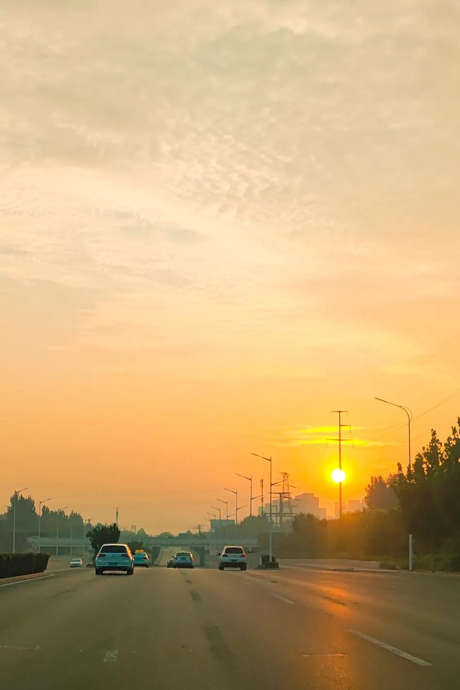 #邢台# 清晨的日出，犹如一颗璀璨的明珠，温柔地洒在大地上，为世界带来新一天的希
