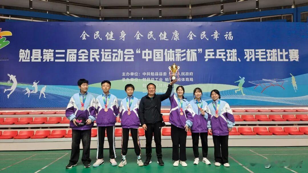 在勉县第四中学的校园里，有这样一位“多面手”：操场上，他是带领学生挥汗如雨、斩获