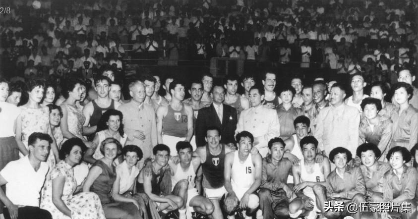 1956年6月7日，刘少奇、周恩来、贺龙观看应邀访问中国的法国劳动体育联合会男女