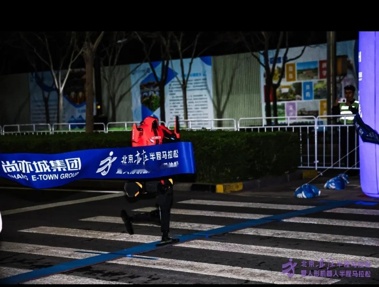 北京亦庄人形机器人半马即将开赛，要挑战人类半马纪录！
 
前不久王文杰刚刷新中国