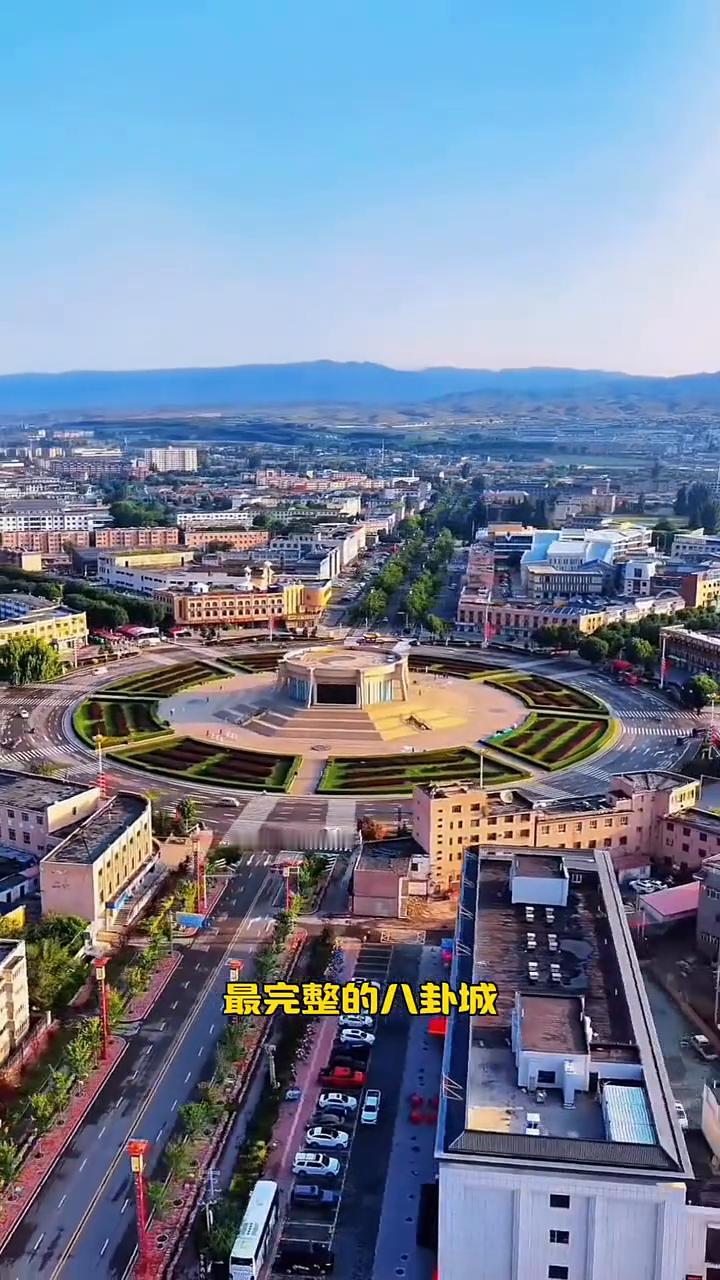 新疆八卦城。
这是中国唯一没有红绿灯的城市，街道布局如迷宫般精妙，却永不堵车。这