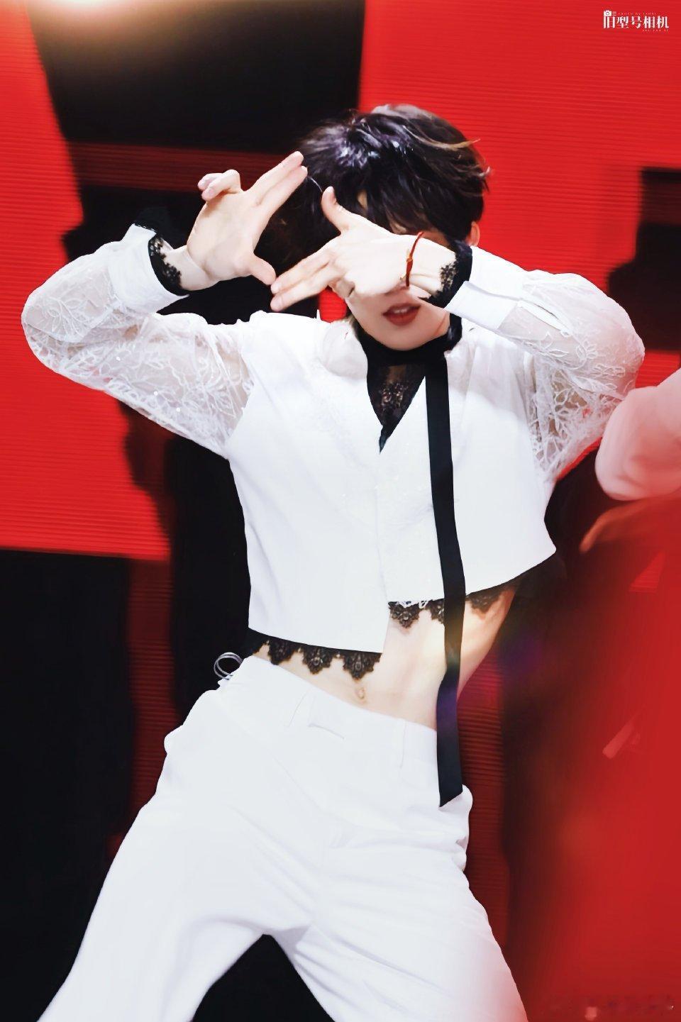 苏新皓苏新皓杂志首个售罄 ELLE五月刊上线，苏新皓五万本个人链接瞬间清空，团内