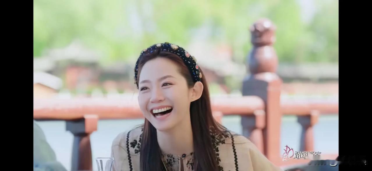 万千惠，得意大笑。
在采访中，万千惠对主持人说了一件事，主持人听完，很震惊地看着