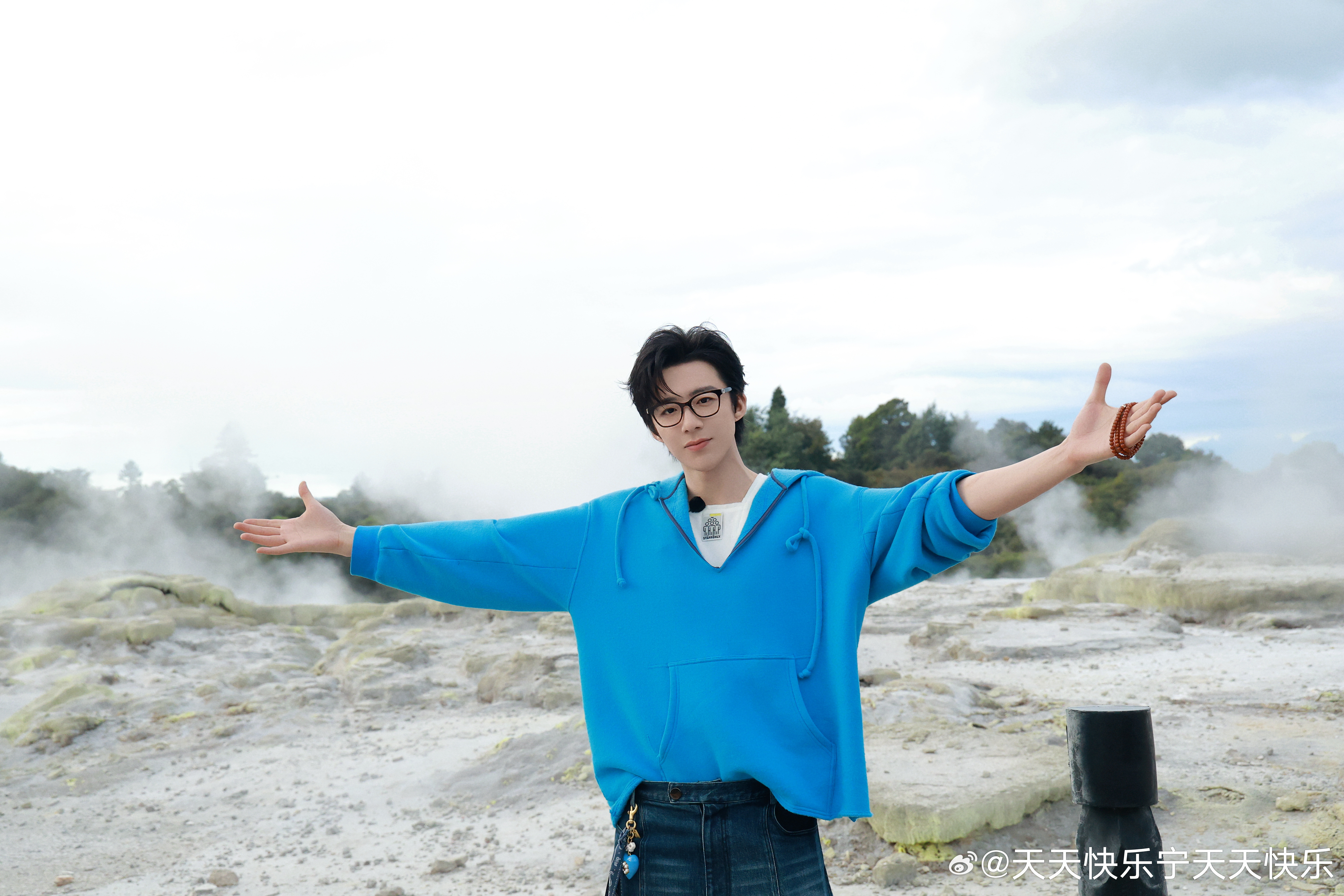 摩登兄弟  见山是深情伟岸，见海是热情澎湃，见花见草信他们皆有故事，唯独见了你，