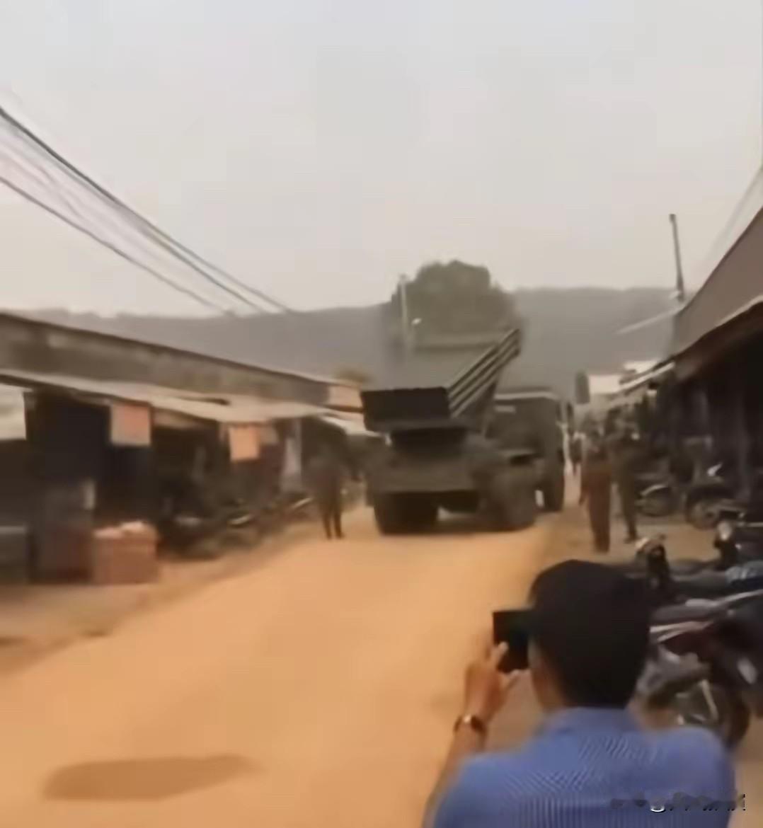 又爆膛了，柬埔寨陆军一门俄罗斯BM-21冰雹火箭炮急速发射，突然当场爆膛！

柬