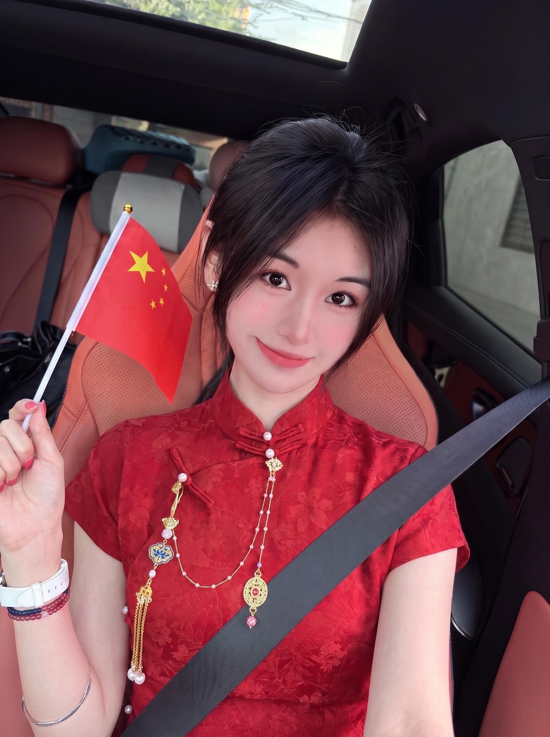 “我走在风雪中，听战鼓擂长风。旗卷着烈烈风，铁骨铮铮寻梦。” 一曲《游...
