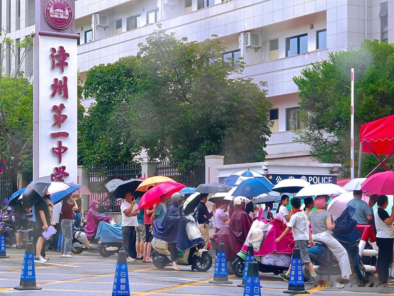 高考最后一天，很多家长翘首以待，在校门口迎接神兽出笼。
这是福建省漳州一中，家长