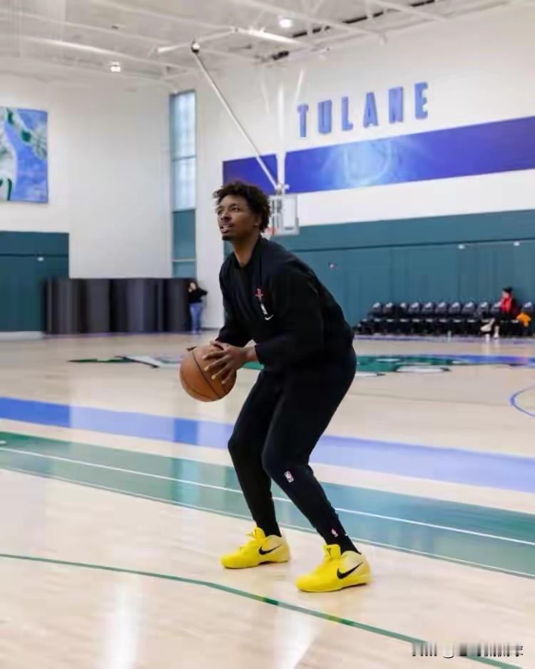 火箭大将泰特真是太倒霉了！今天火箭主帅乌度卡在接受媒体采访时，聊到了爱将泰特的伤