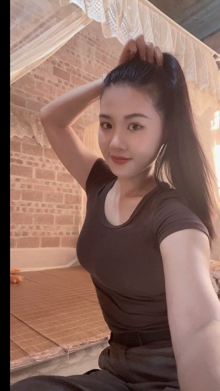 久违的高马尾 好看是好看……脑袋真的扛不住 扎的头痛🤦果然还是老了