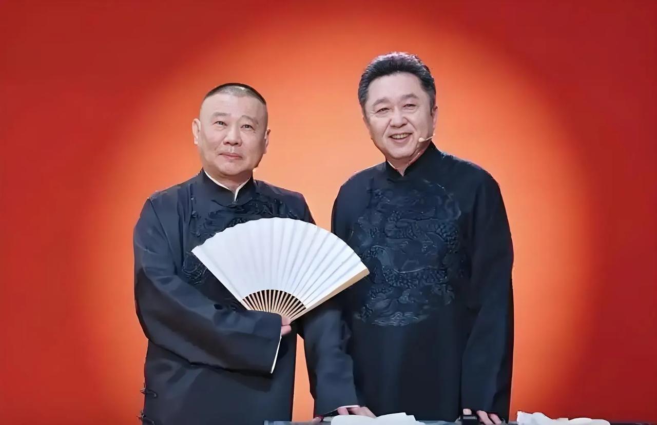 郭德纲三大爱好——说书、唱戏、说相声，皆与曲艺文化紧密相连，他常沉浸于书房，以茶
