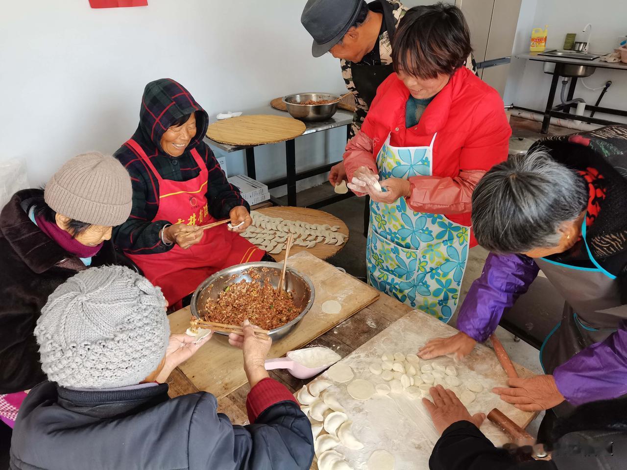 五一暖心活动变闹剧，两位老人举动实在让人唏嘘
 
五一期间，一家保健门店特意暖心