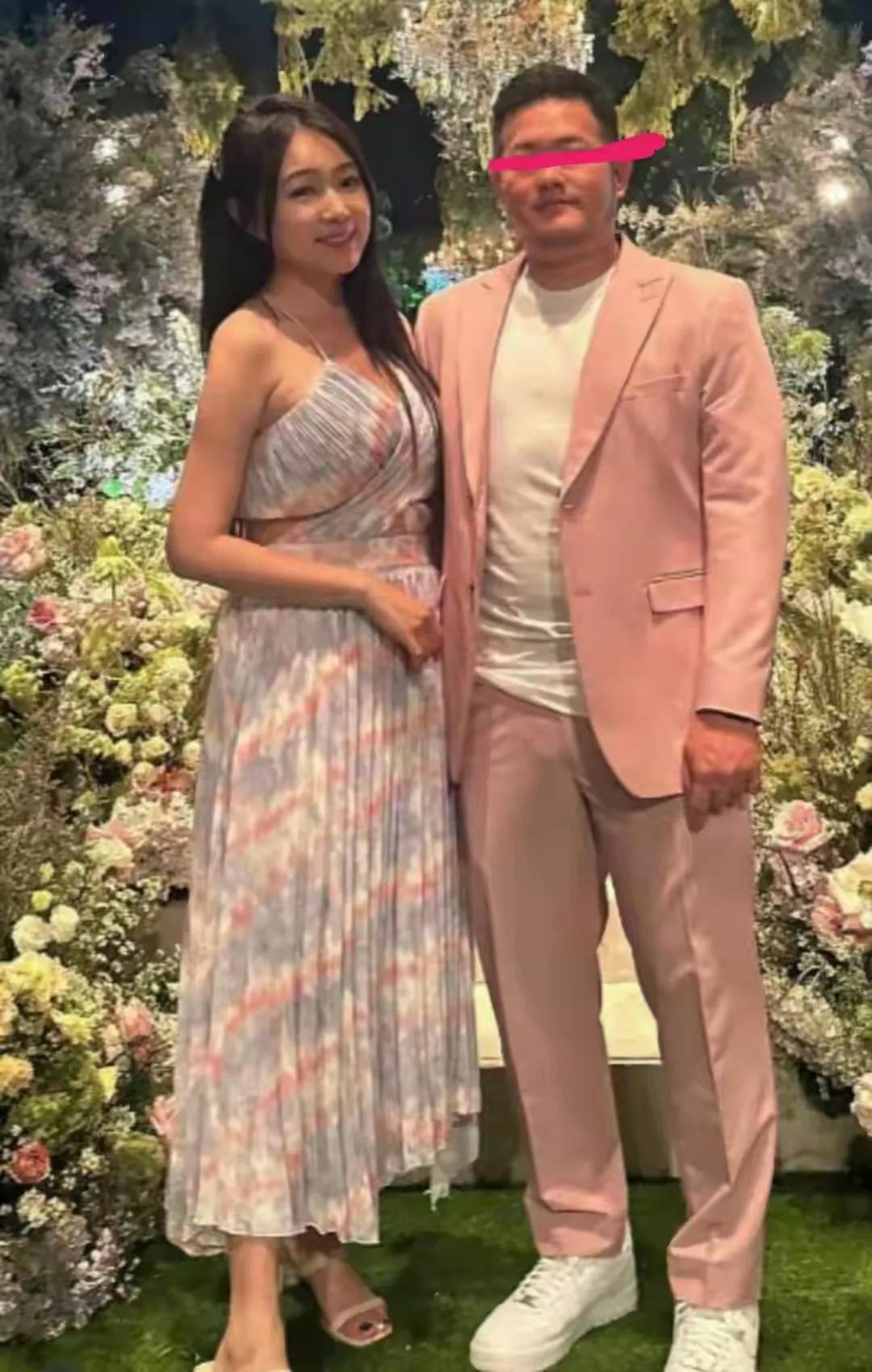 何超莲的闺蜜太猛了！在婚礼祝福时竟然发文说，窦骁的那个部位很大。当时很多人只是哈