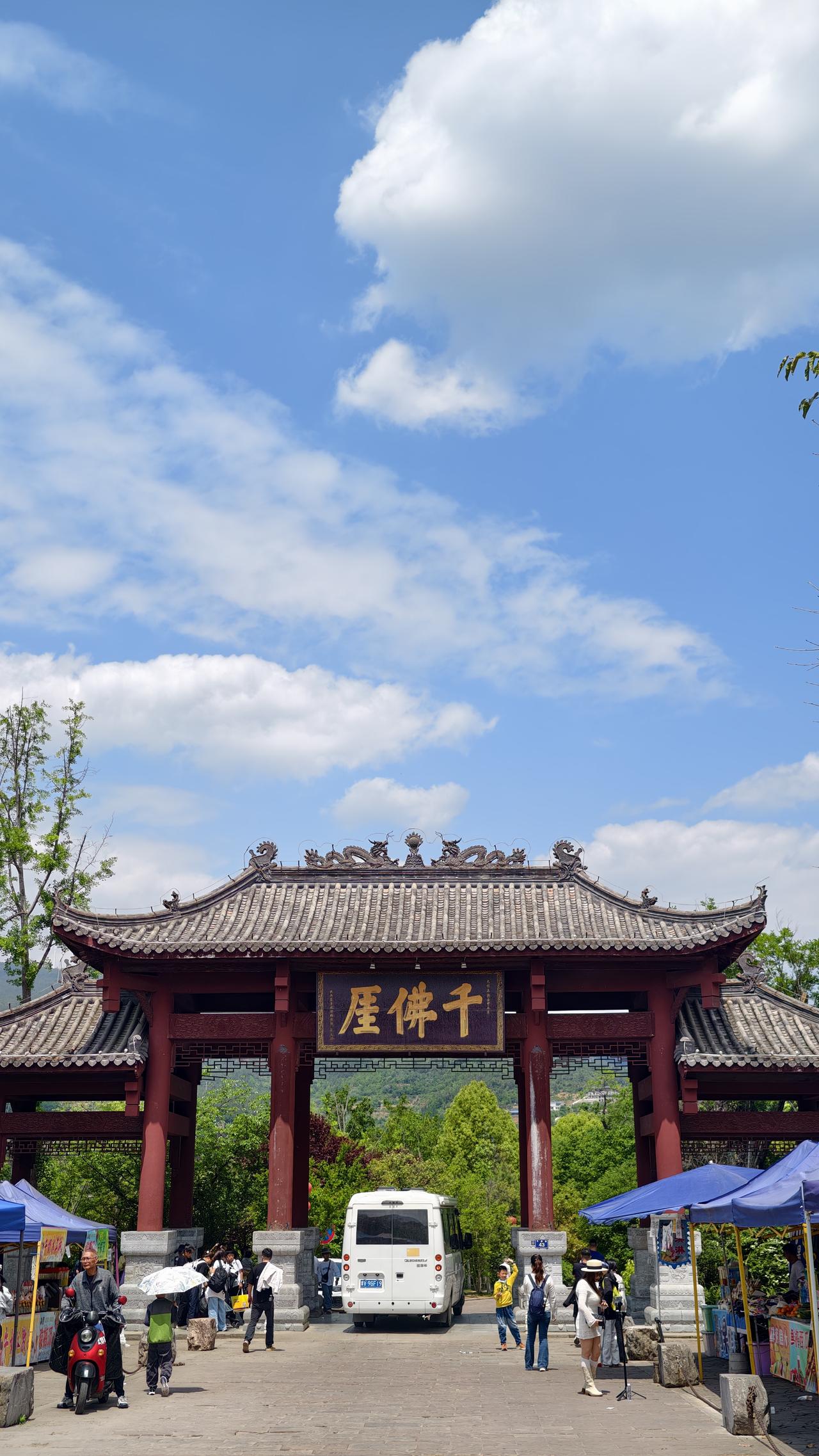 广元的千佛崖始于北魏，一直有补刻，是四川境内最大摩崖石刻群。皇泽寺也是建于北魏，