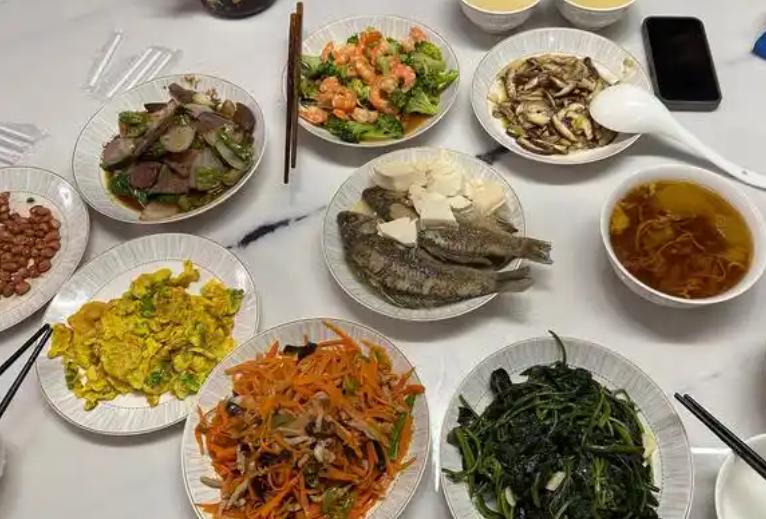这年头，吃顿饭都能上热搜。广西一家四口靠一小时做出一桌地道晚饭，居然在网上火出圈