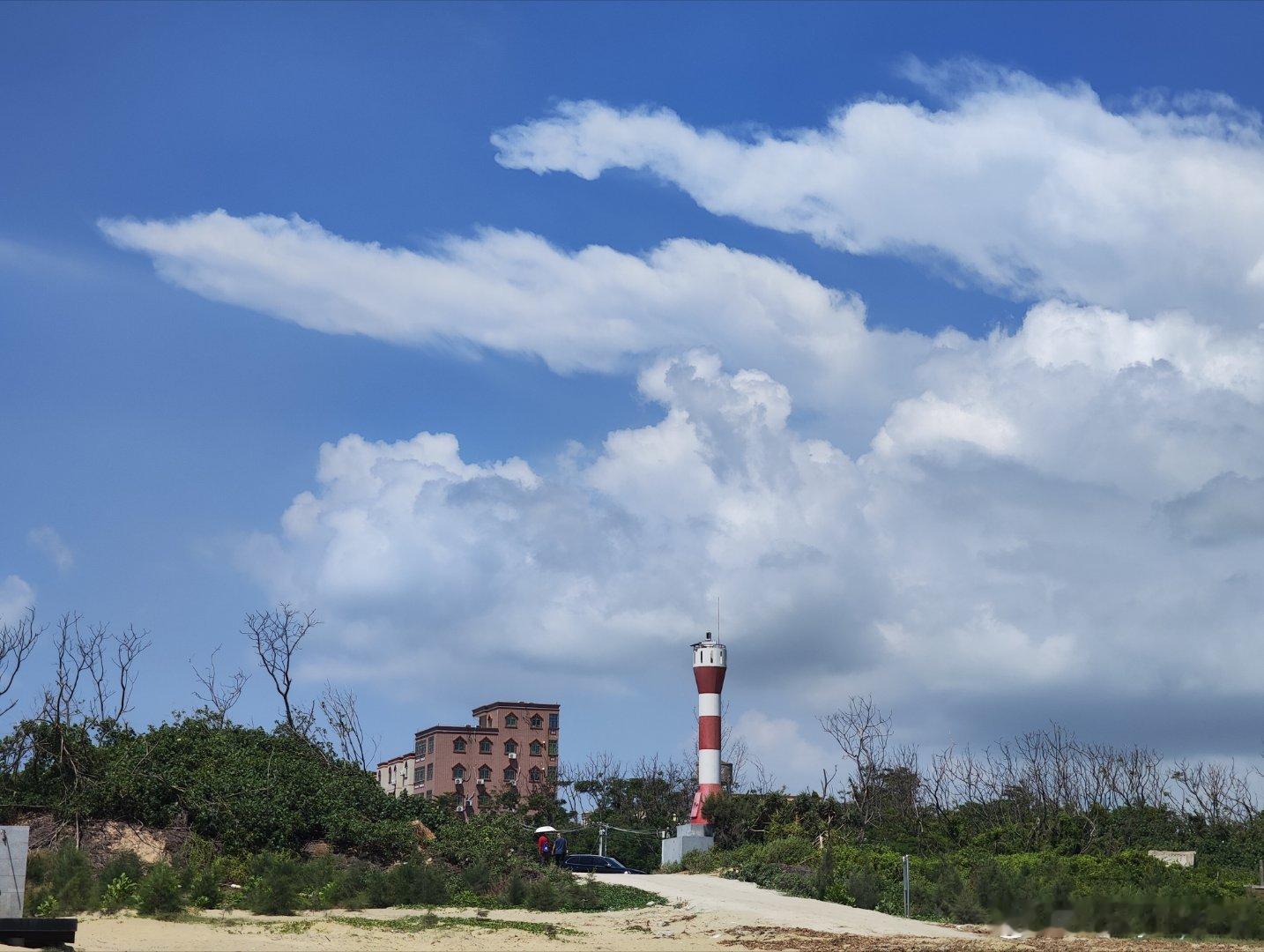 湛江南三岛野生风车群沙滩，大风车在头顶“呼呼”擦过~  ​​​