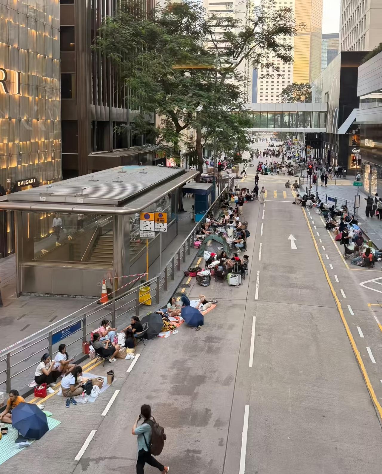 香港这是什么现象？大马路上坐满人！
一直有个问题非常好奇，为什么香港即使只有3、