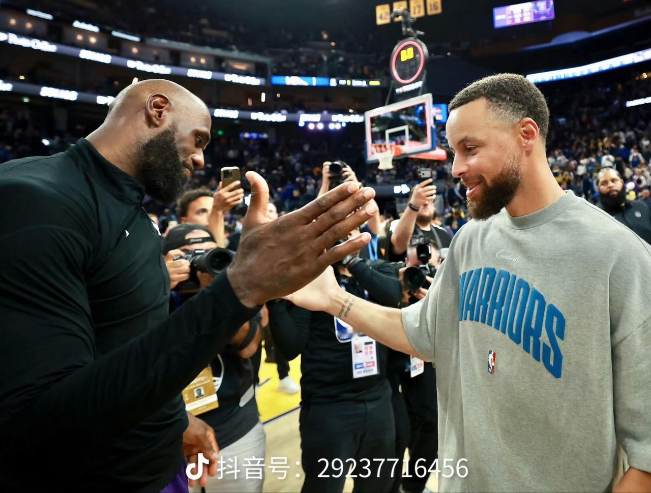 詹库联手要来了吗？詹姆斯与库里场边热聊引热议
在昨天湖人对阵勇士的比赛中，库里因