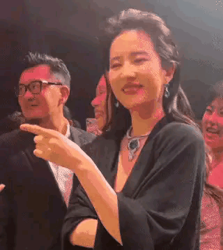 不是任何人都能驾驭的了大背头的
刘亦菲勇于尝试了一下复古风
这种突变的风格
第一